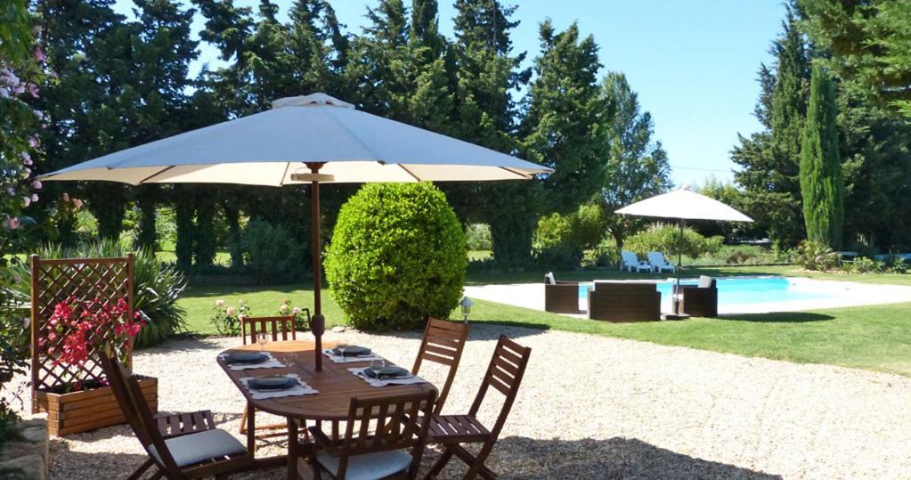 Mas Des Bougainvillees Sernhac エクステリア 写真
